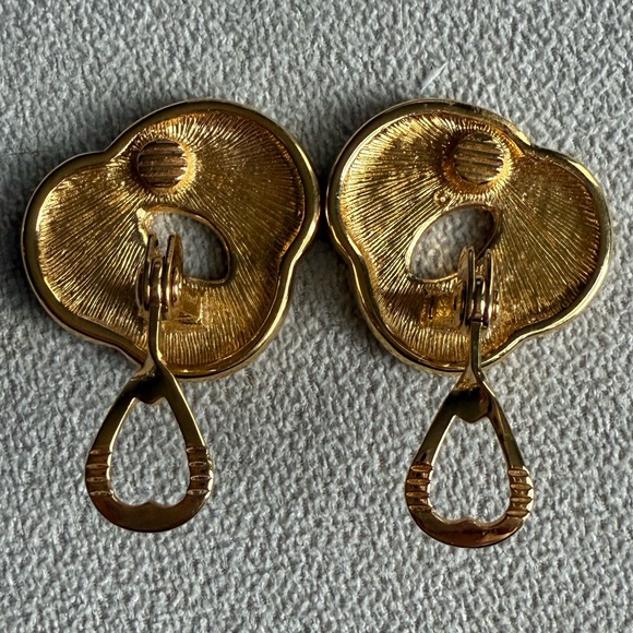Vintage Monet White Enamel Swirl Clip-On Earrings – Gold Tone - Picture 3 of 8